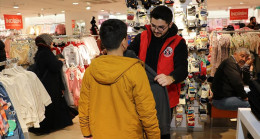 Erzincan'da gönüllü gençler kıyafetlerle depremzede çocukların yüzünü güldürüyor