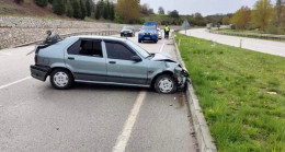 Amasya’da otomobil bariyerlere çaptı: 2 yaralı