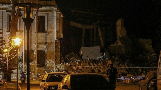 Hatay’da 6.4 büyüklüğündeki deprem nedeniyle valilik binasının bir kısmı yıkıldı