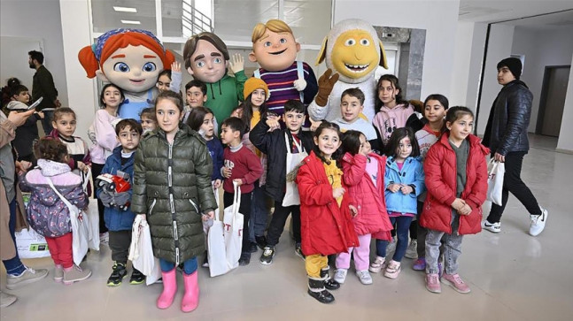 TRT Çocuk'un sevilen kahramanlarının maskotlarıyla depremzede çocuklara moral etkinliği