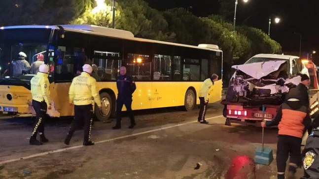 Silivri’de İETT otobüsüyle otomobil çarpıştı! Ölü ve yaralılar var
