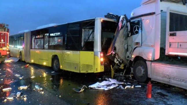 Tuzla’da TIR, yol bakım aracı ve İETT otobüsüne çarptı: 2 ölü, 2 yaralı