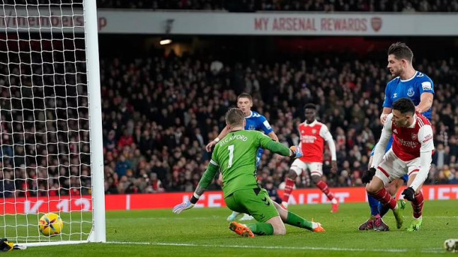 Arsenal puan farkını 5’e çıkardı