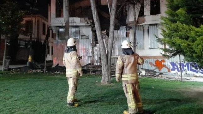 Fatih’te gece yarısı bina çöktü