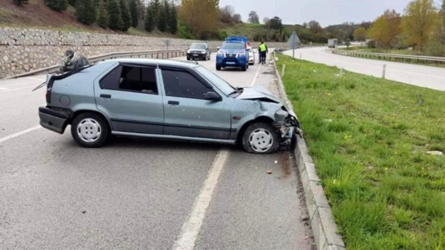 Amasya’da otomobil bariyerlere çaptı: 2 yaralı