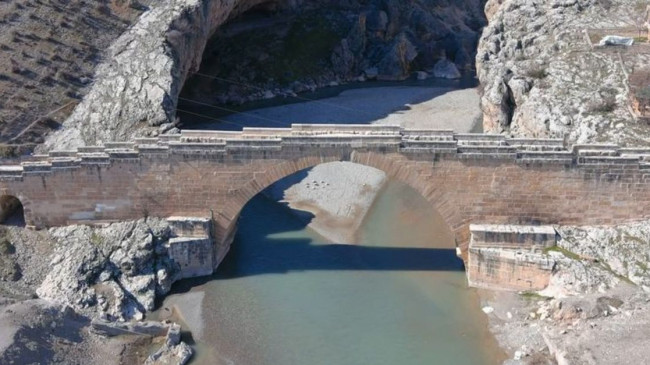 Tarihi Cendere Köprüsü depremde yıkılmadı