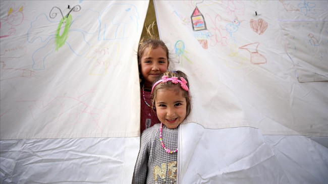İslahiye'deki çadır kentte çocuklar oyun oynayarak vakit geçiriyor