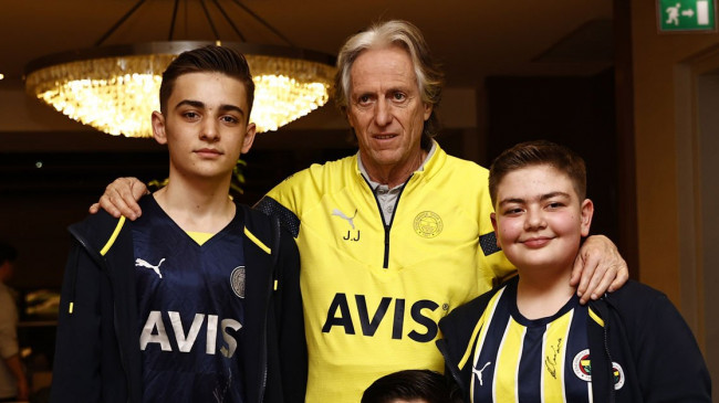 Fenerbahçe formasıyla enkaz altında kalan Kamilcan futbolcularla buluştu