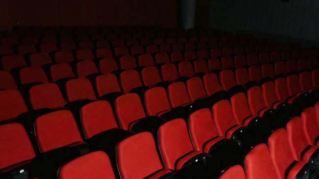 Sinema koltukları neden kırmızıdır?