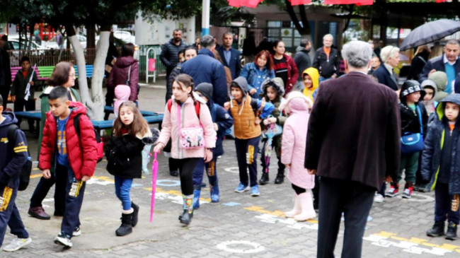 Eğitime sel ve deprem engeli