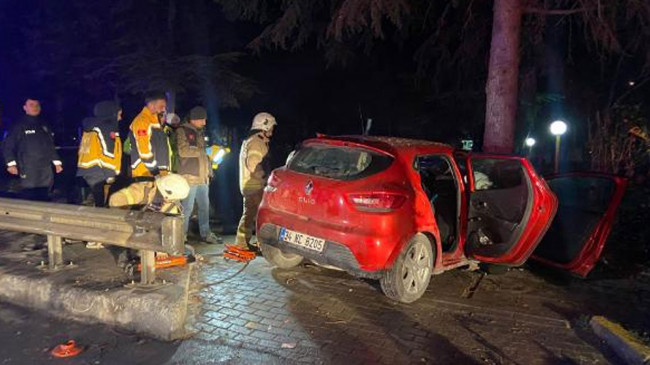 Bakırköy’de ağaca çarpan otomobilde 1 kişi öldü, 5 kişi yaralandı, silahlar bulundu