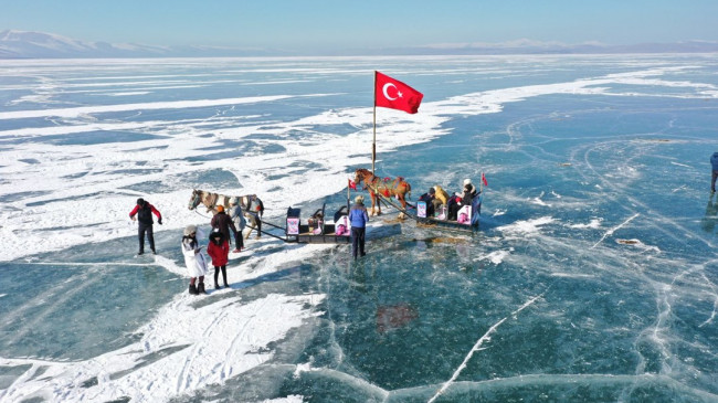 Buzla kaplı Çıldır Gölü’nün cazibesi artıyor