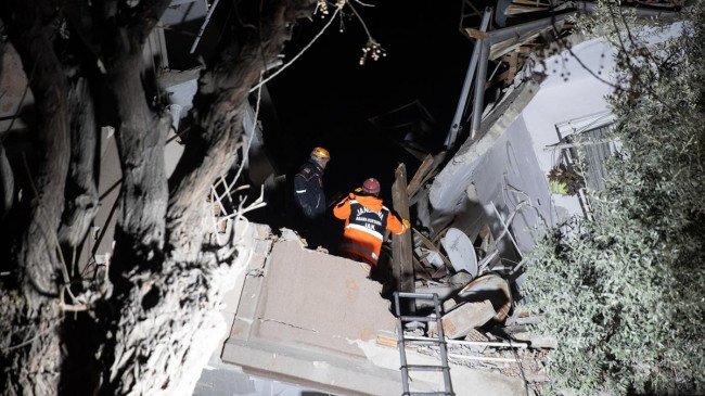 Enkazında kalan 3 kişiyi kurtarma çalışması sürüyor