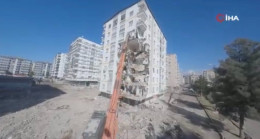 Diyarbakır’da ağır hasarlı binalar yıkılıyor