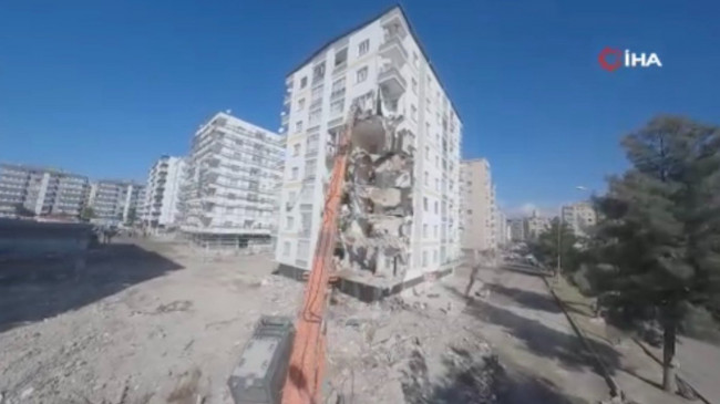 Diyarbakır’da ağır hasarlı binalar yıkılıyor