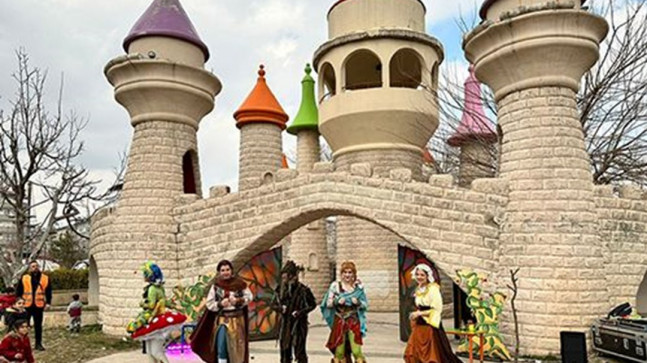 ‘Eni’nin Kalbi’ oyunu ile depremzede çocuklara moral turnesi