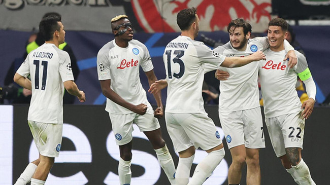Napoli, Frankfurt’u 2 golle geçti