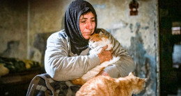 İdlib’de savaş mağduru kadın kedilerinden vazgeçmiyor