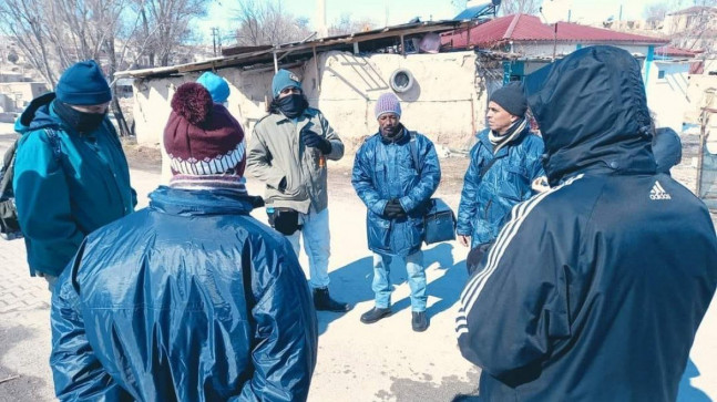 Kübalı doktorlar Elbistan köylerinde hastaları tedavi ediyor