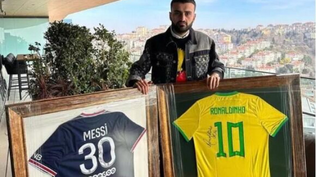 CZN Burak, Messi ve Ronaldinho imzalı formalarını sattı