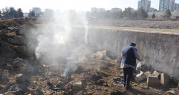 Diyarbakır’da depremden sonra yer altından çıkan duman inceleniyor
