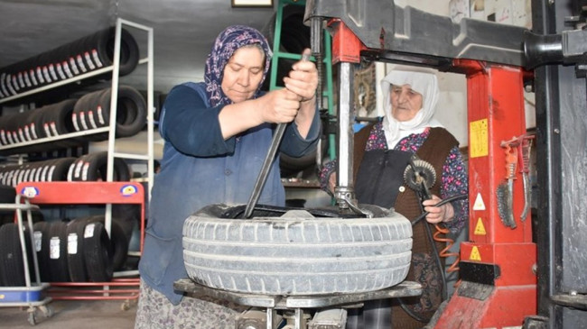 Lastik tamircisi Vesile Nine çırağı olan gelinine işi devretti – Son Dakika Türkiye Haberleri