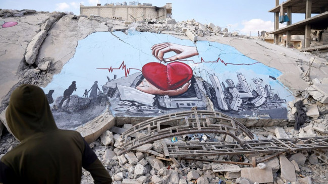 Suriyeliler acılarını bu kez deprem enkazına resmetti