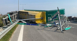 Dorsesi açılan kamyon ortalığı savaş alanına çevirdi! Faciadan dönüldü