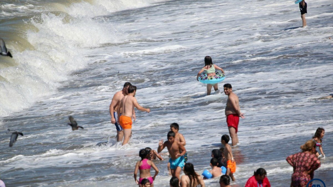 Akçakoca’da sıcaktan bunalanlar denize koçtu
