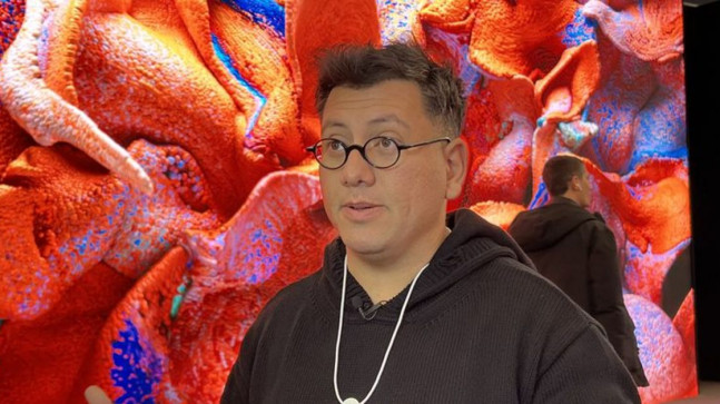 Refik Anadol'dan depremzedelere destek