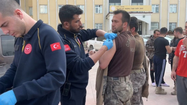 Hatay’da depremzedelere ve görevli personellere tetanos aşısı yapılıyor