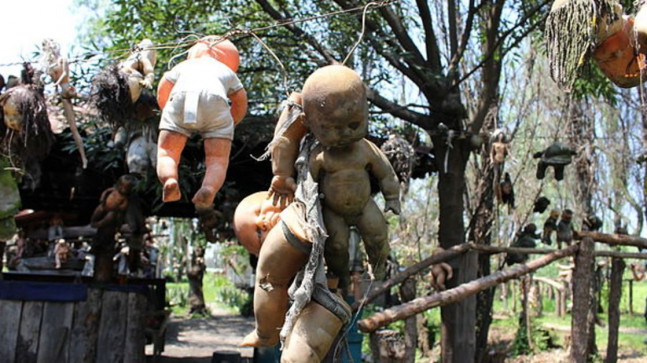 Bu adanın her yanı ürkütücü bebeklerle kaplı