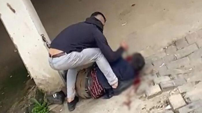 Cezaevinden yeni çıktı, dehşeti yaşattı! Yere yatırdığı kişiyi kulağından bıçakladı