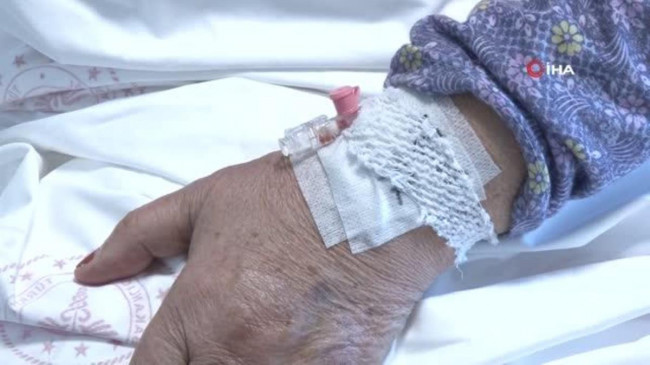 84 yaşındaki Medine Teyze, hasar alan evinden sadece 20 yıl önce kaybettiği eşinin tesbihini alabildi