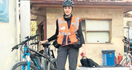 Berfin bisikletiyle yardım dağıtıyor – En Son Haberler