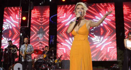 İrem Derici hayranlarını coşkulu bir gece yaşattı