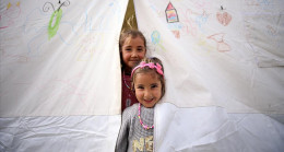İslahiye'deki çadır kentte çocuklar oyun oynayarak vakit geçiriyor