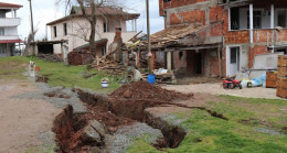 Kar suları heyelanlara neden oldu: 1.5 metrelik yarıklar oluştu