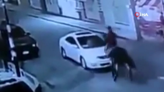 Meksika’da yolda at süren bir kişi otomobile çarptı! O anlar kamerada