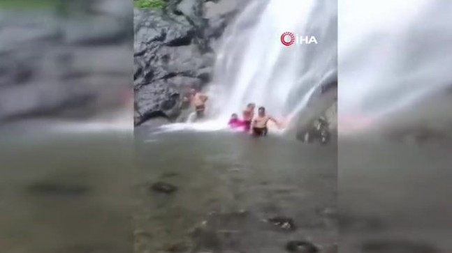 Şelaleye giren aile dehşeti yaşadı! Ağaç böyle düştü