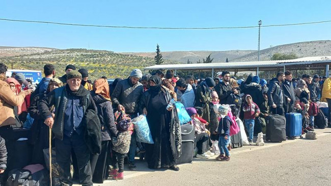 Suriyeliler depremden etkilenen yakınlarını görmek için ülkelerine gidiyor