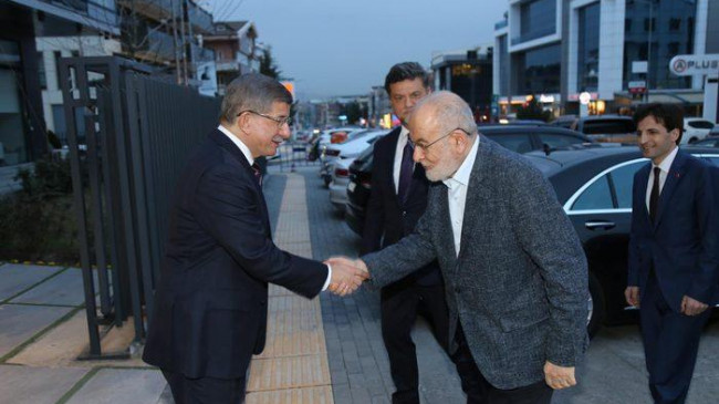 Saadet Partisi lideri Temel Karamollaoğlu, Gelecek Partisi Genel Başkanı Ahmet Davutoğlu’nu ziyaret etti