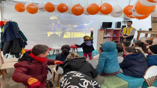 Kahramanmaraş’ta depremzede çocuklar içim sinema çadırı kuruldu