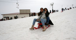 Bitlis’te depremzedeler kayak yaparak eğlendi