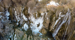 Donan Girlevik Şelalesi’nde uzun buz sarkıtları oluştu