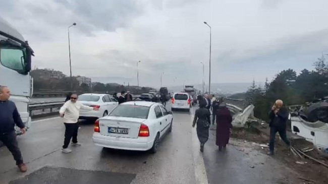 TEM’de 23 araç birbirine girdi! İstanbul yönü kapandı