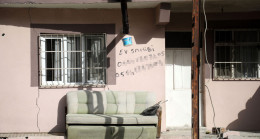 Deprem bölgesindeki ev sahipleri, ağır hasarlı binalarının duvarına cep telefonlarını yazdı