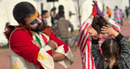 Tiyatrocular deprem bölgesinde oyunlarıyla çocuklarda afetin izini silmeye çalışıyor