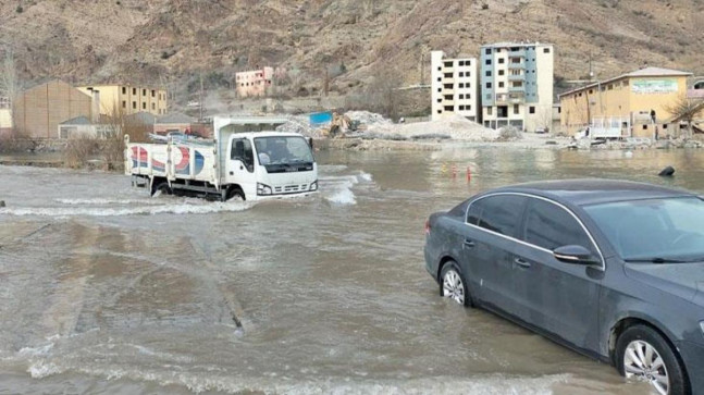 Yusufeli Barajı’nın suları ilçe merkezine ulaştı! Cadde ve sokaklar göle döndü