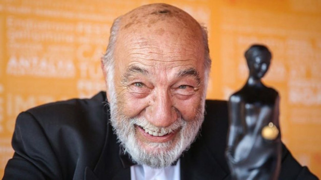 Tiyatro oyuncusu Yılmaz Gruda hastaneye kaldırıldı, menajeri sağlık bakanlığına çağrı yaptı: Lütfen yoğun bakıma alın